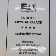 Samolepicí fólie s bílým podtiskem