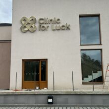 Clinic for Luck - označení provozovny